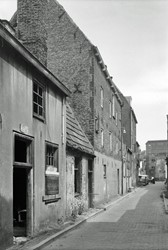 <p>De achterzijde van het grote pakhuis van de familie Schuttevaer aan de Waterstraat, vlak voor de sloop in de jaren '60 van de vorige eeuw (beeldbank RCE). </p>
